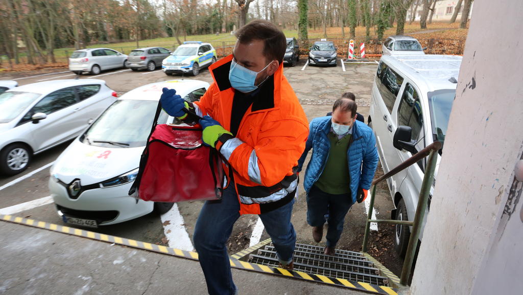 Die ersten Impfdosen sind im Impfzentrum Harz in Quedlinburg eingetroffen. Von hier hat das erste mobile Impfteam Bewohner und Pflegepersonal einer Einrichtung in Halberstadt geimpft.