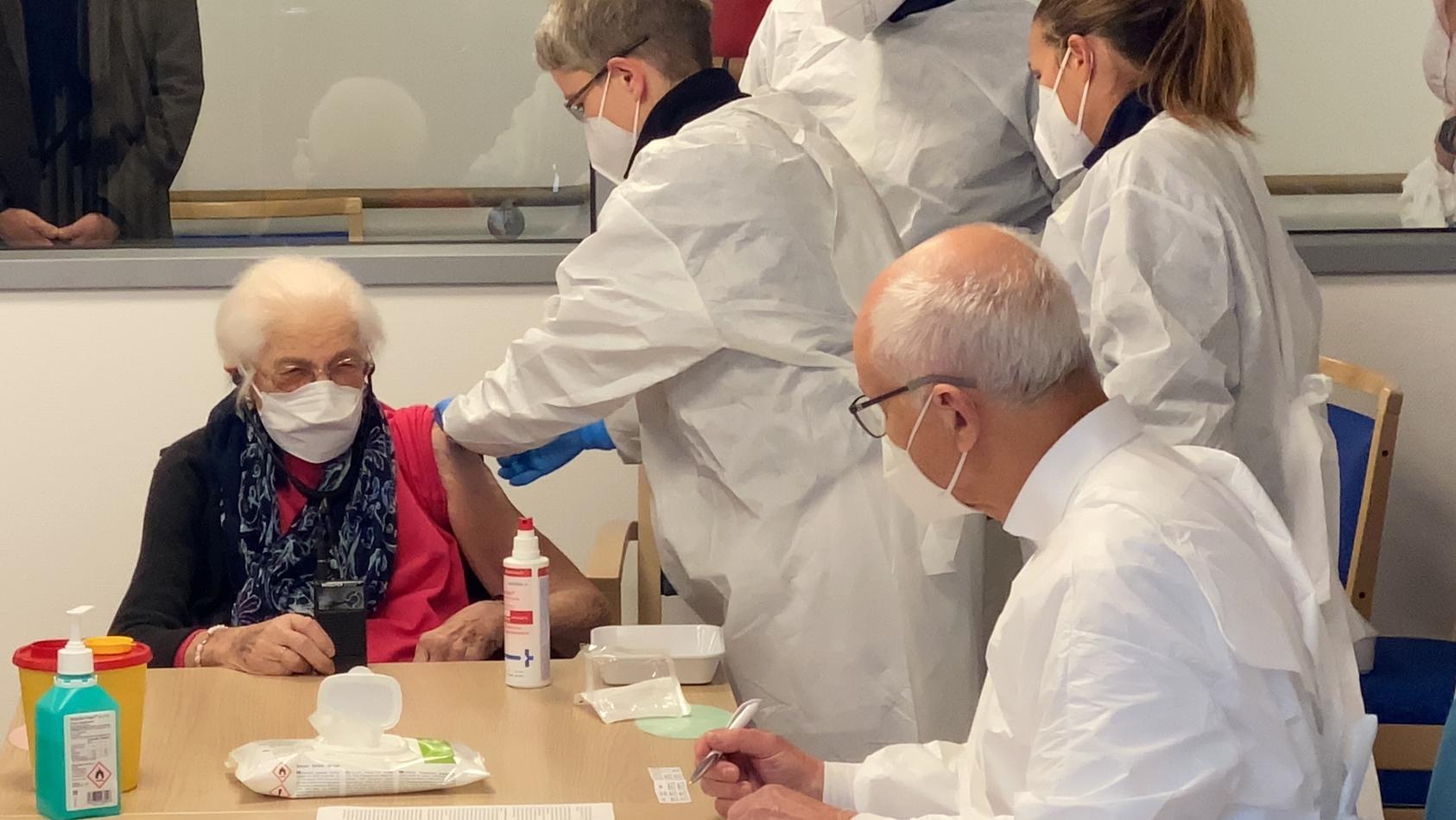Hedwig Grubbauer ist 103 Jahre alt. Sie wurde am Sonntag als älteste Deutsche gegen das Corona-Virus geimpft.