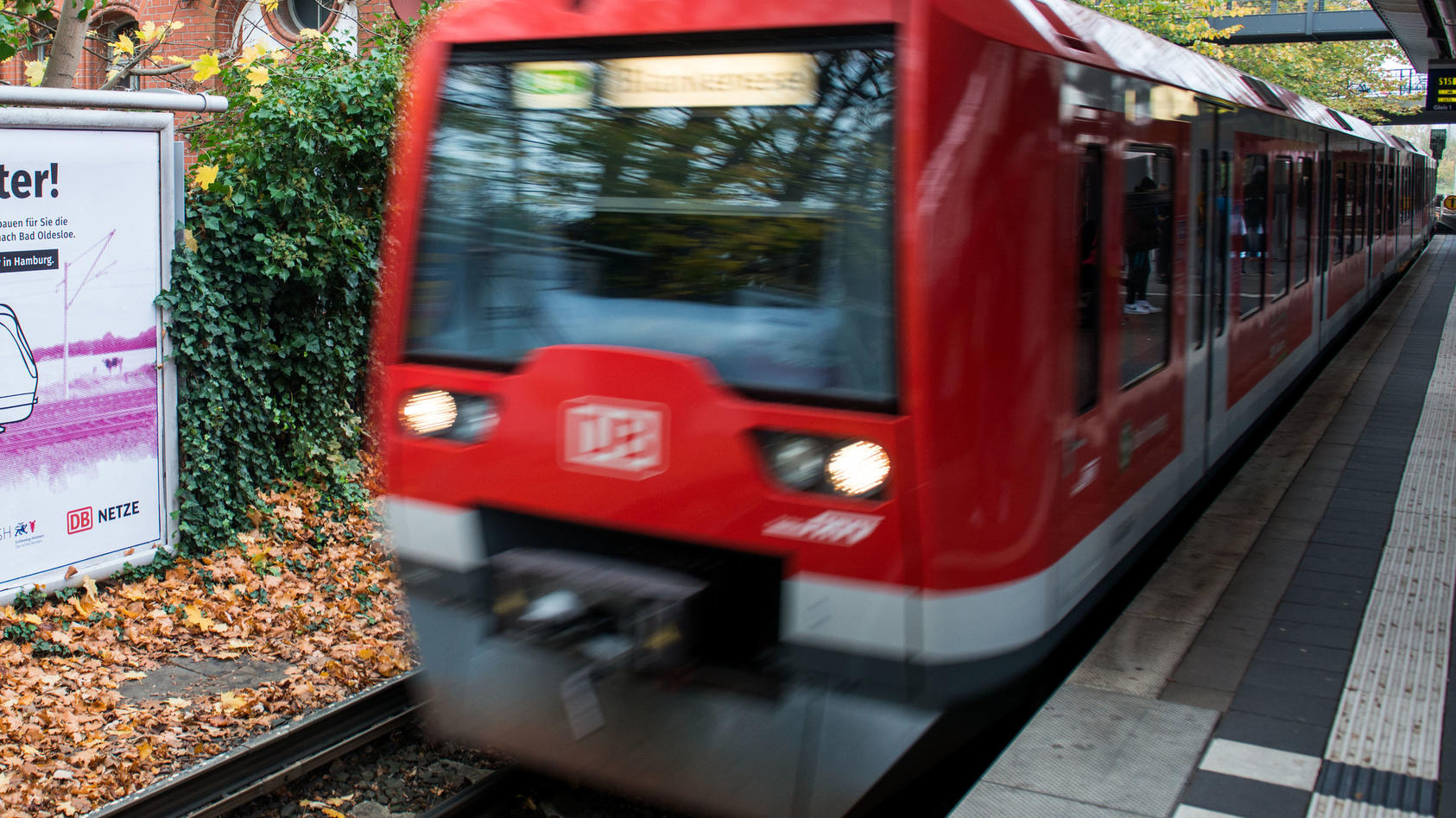 ARCHIV - 09.11.2020, Hamburg: Eine S-Bahn fährt in den Bahnhof Hasselbrook ein, in dem ein Plakat mit der Aufschrift "S4 fährt öfter!" hängt. Die Bauvorbereitungen für die neue S-Bahn-Linie S4 (Ost) zwischen Hamburg-Altona und Bad Oldesloe haben bego