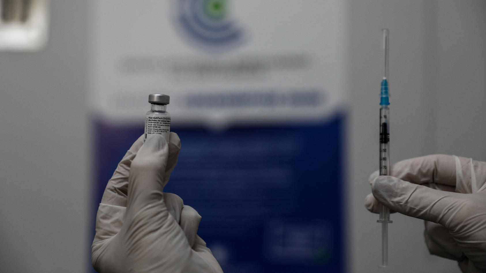 Erste Impfungen von medizinischem Personal mit Pfizer / BioNTech - Impfstoffen gegen Coronavirus im Asklepios-Krankenhaus in Athen, Attika am Sonntag, den 27. Dezember 2020. Im Bild: Impfstoff und Spritze im Detail Erste Impfungen Athen *** First va