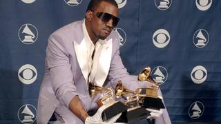  Rapper Kanye West USA mit seinen Grammys anlässlich der 48. Grammy Awards in Los Angeles PUBLICATIONxINxGERxSUIxAUTxHUNxONLY lap20060208148
