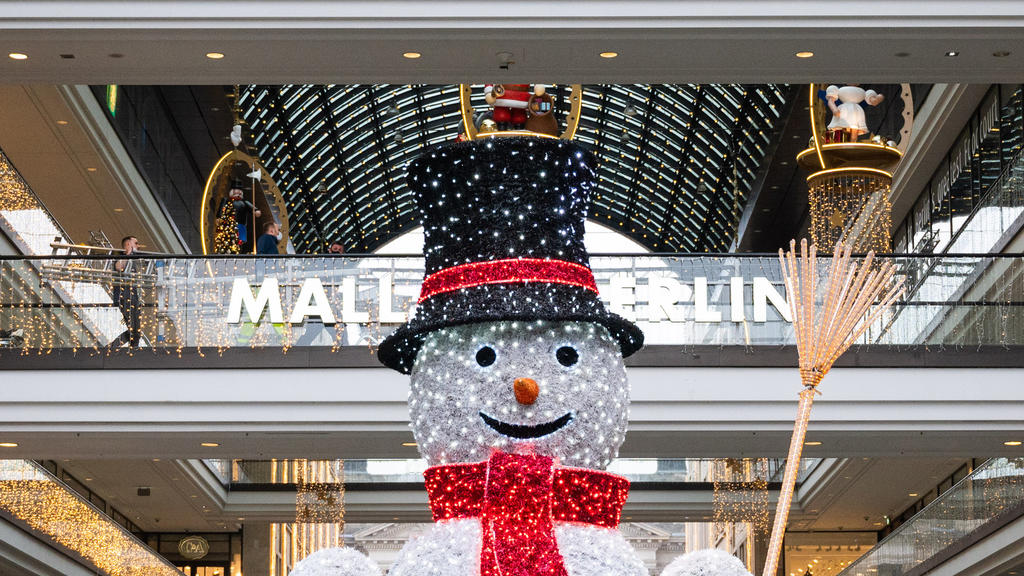 25.11.2020, Berlin: Vor dem Einkaufszentrum «Mall of Berlin» steht eine Schneemann-Skulptur. Der Bund will in der Corona-Krise schärfere Auflagen für den Einzelhandel. Foto: Christophe Gateau/dpa +++ dpa-Bildfunk +++