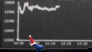 28.12.2020, Hessen, Frankfurt/Main: Die Kurve des Deutschen-Aktien-Index (DAX) im Handelssaal der Börse in Frankfurt. Der DAX ist am Montag auf den höchsten Stand seiner Geschichte gestiegen. Foto: Boris Roessler/dpa +++ dpa-Bildfunk +++