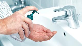 Eine Person wäscht sich mit Flüssigseife die Hände.