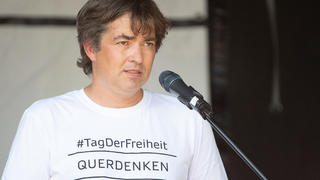 ARCHIV - 08.08.2020, Baden-Württemberg, Stuttgart: Michael Ballweg, Initiator von Querdenken 711" spricht während einer Kundgebung der Initiative «Querdenken 711», die sich gegen die Corona-Maßnahmen richtet. Das Landesamt für Verfassungsschutz in Baden-Württemberg beobachtet als erstes in Deutschland die «Querdenken»-Bewegung. Wie die Deutsche Presse-Agentur in Stuttgart am Mittwoch (09.12.2020) erfuhr, stufte das Landesamt «Querdenken 711» als Beobachtungsobjekt ein. Foto: Sebastian Gollnow/dpa +++ dpa-Bildfunk +++
