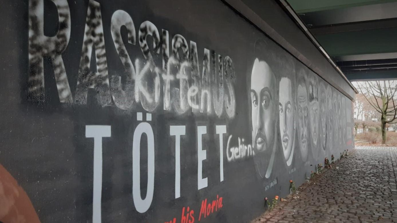 Das beschmierte Graffiti zum Gedenken an die Opfer des Anschlags in Hanau unter der Frankfurter Friedensbrücke.