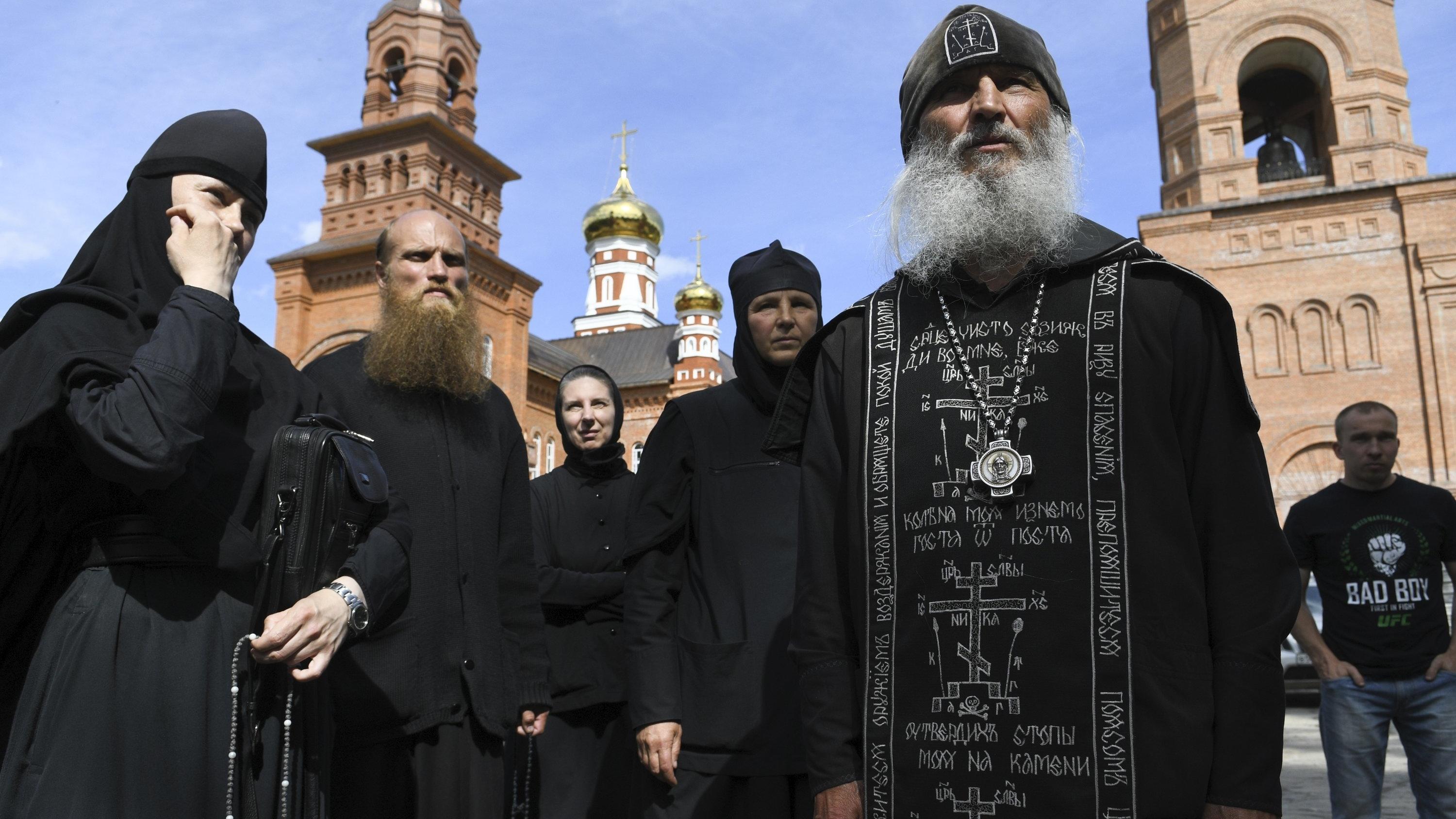 ARCHIV - 17.06.2020, Russland, Sredneuralsk: Vater Sergij (2.v.r), Mönch aus Russland, spricht mit Journalisten. In Russland hat ein ehemaliger Mönch namens Sergij bereits mehrfach für Schlagzeilen gesorgt, nun ist er in einer aufsehenerregenden Akti
