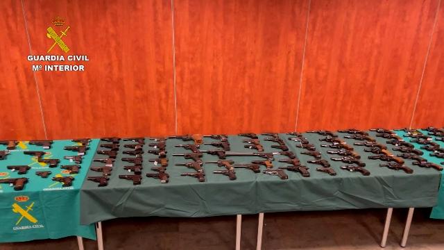 HANDOUT - 29.12.2020, Spanien, Malaga: Auf diesem vom spanischen Zivilschutz zur Verfügung gestellten Bild liegen beschlagnahmte Waffen auf einem Tisch. Bei einem Schlag gegen Waffenschieber an der Costa del Sol hat die Polizei ein großes Waffenlager