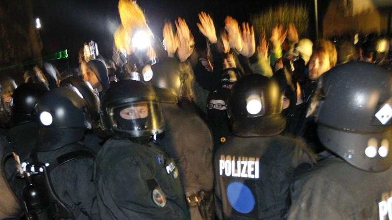 In der Nacht kam es wieder zu heftigen Zusammenstößen zwischen der Polizei und den Atomgegnern.