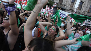 Argentinien, Demonstranten bejubeln in Buenos Aires die Reform des Abtreibungsgesetzes December 29, 2020, Buenos Aires, Buenos Aires, Argentina: Thousands of women demonstrated in front of the Congress of the Argentine Nation, while senators discussed the law for legal, safe and free abortion. Buenos Aires Argentina - ZUMAs258 20201229_zip_s258_023 Copyright: xCarolxSmiljanx