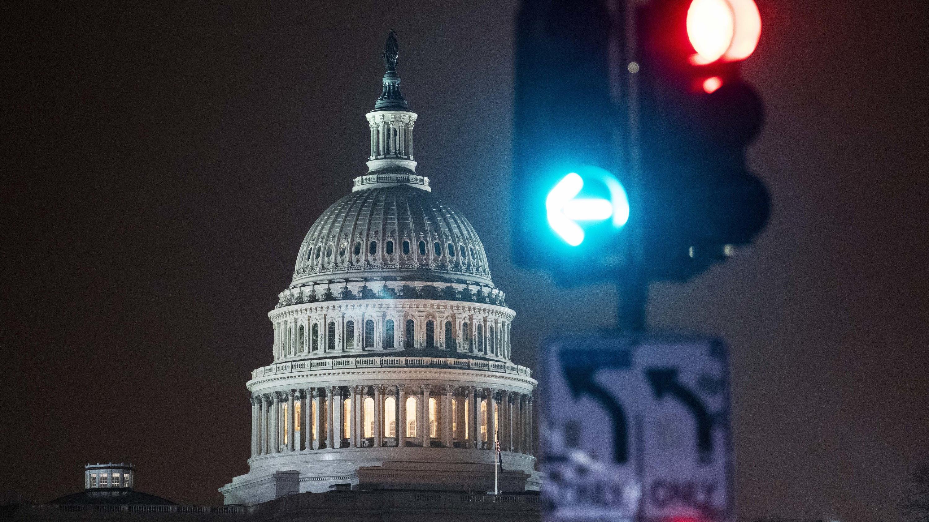 01.01.2021, USA, Washington D.C.: Vor dem Kapitol, dem Sitz des US-Kongresses, leuchten Ampeln rot und grün. Der US-Kongress hat erstmals ein Veto von Präsident Trump überstimmt. Foto: Liu Jie/XinHua/dpa +++ dpa-Bildfunk +++