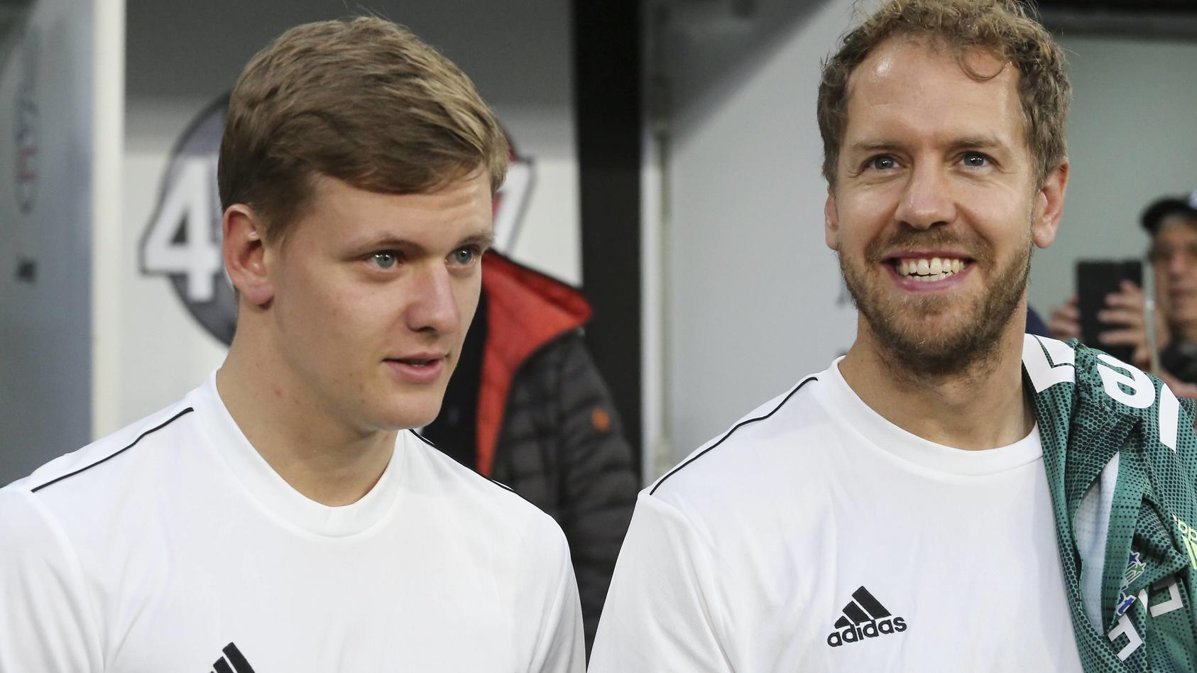Sebastian Vettel (rechts) und Mick Schumacher