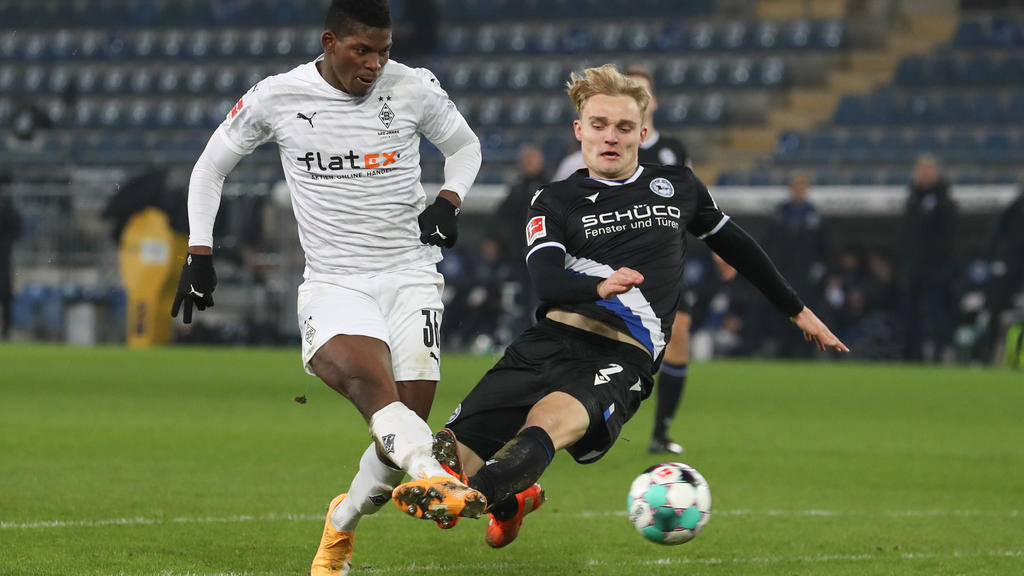 02.01.2021, Nordrhein-Westfalen, Bielefeld: Fußball: Bundesliga, Arminia Bielefeld - Borussia Mönchengladbach, 14. Spieltag in der Schüco-Arena. Torschütze Breel Embolo (l) aus Mönchengladbach erzielt den Treffer zum 0:1 gegen den Bielefelder Amos Pi