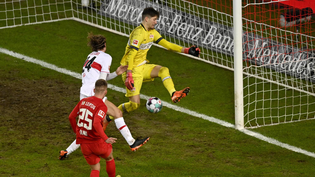 TOR zum 0:1 Dani Olmo RasenBallsport RB Leipzig RBL Torschuss Aktion Torchance gegen Torwart Gregor Kobel VfB Stuttgart 01 Borna Sosa VfB Stuttgart 24 VfB Stuttgart vs RasenBallsport Leipzig RBL RB Leipzig 02.01.2021 DFL/DFB REGULATIONS PROHIBIT ANY
