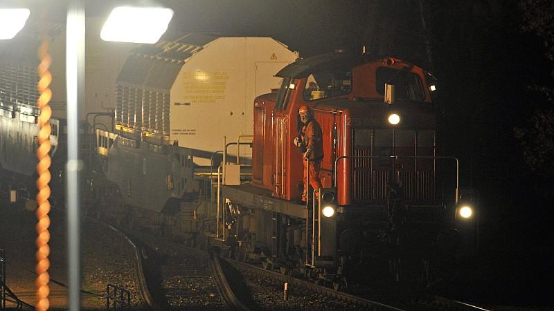Der Zug mit den Castorbehältern fährt in Dannenberg vor dem Verladekran ein.