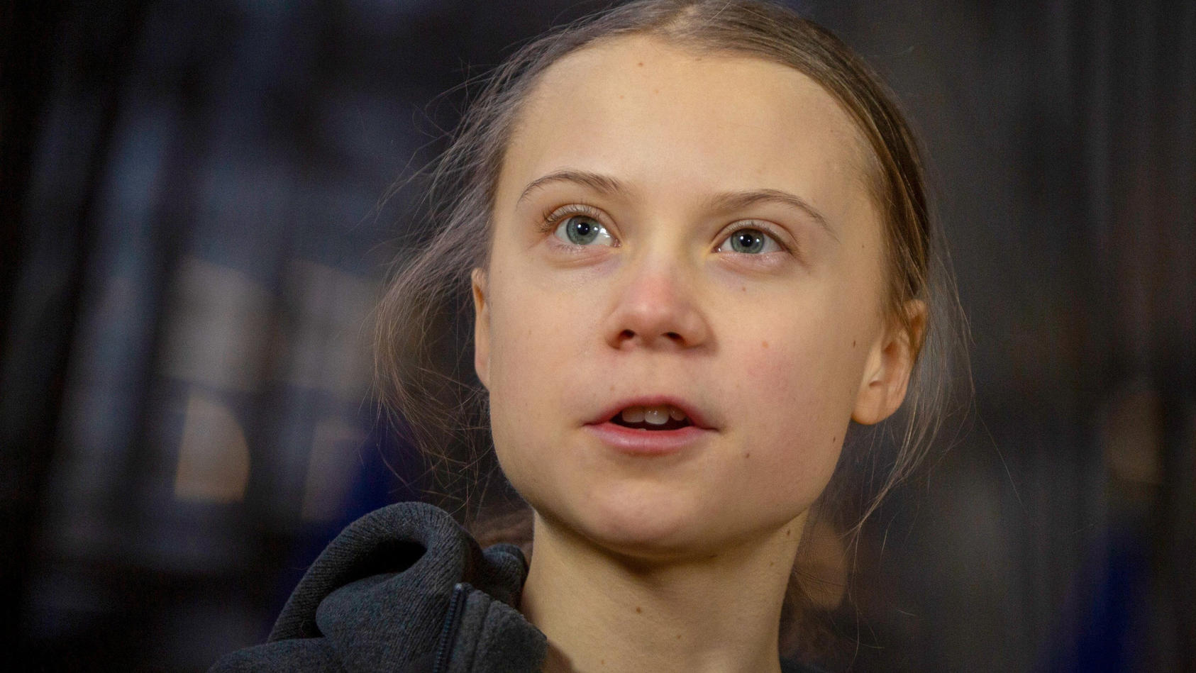 ARCHIV - 05.03.2020, Belgien, Brüssel: Greta Thunberg, schwedische Klimaaktivistin, spricht zu Journalisten, als sie zu einer Sitzung des Umweltrates im Gebäude des Europäischen Rates in Brüssel eintrifft. Thunberg setzt im Kampf gegen die Klima- und