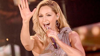 ARCHIV - 05.12.2020, Berlin: Sängerin Helene Fischer steht bei der TV-Spendengala "Ein Herz für Kinder" auf der Bühne. (zu dpa: "Helene Fischer: Gerade das Unerwartete macht das Leben spannend") Foto: Britta Pedersen/dpa-Zentralbild/dpa +++ dpa-Bildfunk +++
