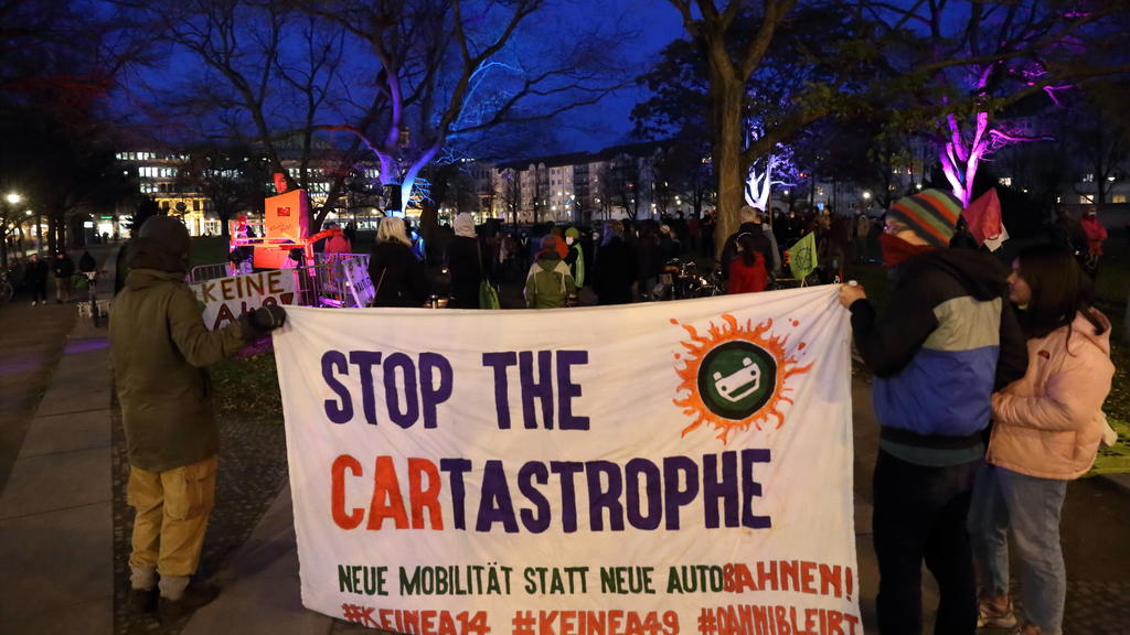  Junge Menschen halten eine Banner mit der Aufschrift Stop the Cartastrophe während einer Fridays for Future Kundgebung gegen die Rodung des Dannenröder Forstes auf dem Platz der Einheit in Potsdam, 4. Dezember 2020. Fridays for Future Kundgebung in 