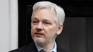 ARCHIV - 05.02.2016, Großbritannien, London: Wikileaks-Gründer Julian Assange spricht von einem Balkon der Botschaft von Ecuador zu Journalisten. (zu dpa «Julian Assange: Märtyrer der Pressefreiheit oder skrupelloser Hacker?») Foto: picture alliance / Facundo Arrizabalaga/EPA/dpa +++ dpa-Bildfunk +++