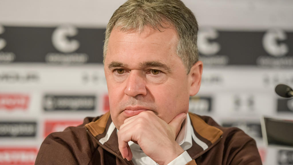 ARCHIV - 11.04.2019, Hamburg: Andreas Rettig, damaliger Interims-Sportdirektor des Fußball-Zweitligisten FC St. Pauli, hält sich während der Pressekonferenz des Vereins im Millerntor-Stadion die Hand ans Kinn. Der ehemalige DFL-Geschäftsführer Andrea