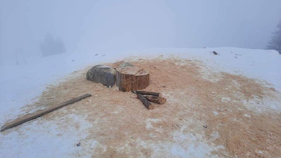 03.01.2021, Bayern, Rettenberg: Die zwei Meter hohe Penis-Skulptur aus Holz auf dem Grat des Grünten wurde von Unbekannten zersägt. Umgefallen, aufgerichtet, verschwunden, dann ersetzt, jetzt zersägt und wieder zusammengesetzt: Das Hin und Her um den