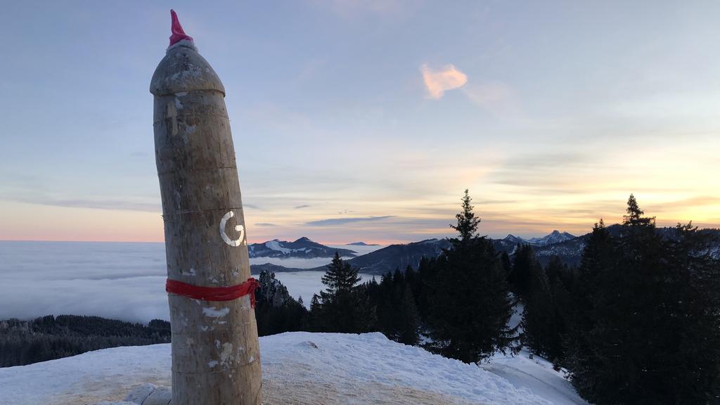 ARCHIV - 13.12.2020, Bayern, Rettenberg: Die zwei Meter hohe Penis-Skulptur aus Holz auf dem Grat des Grünten wurde von Unbekannten zersägt und dann wieder zusammengesetzt. Umgefallen, aufgerichtet, verschwunden, dann ersetzt, jetzt zersägt und wiede