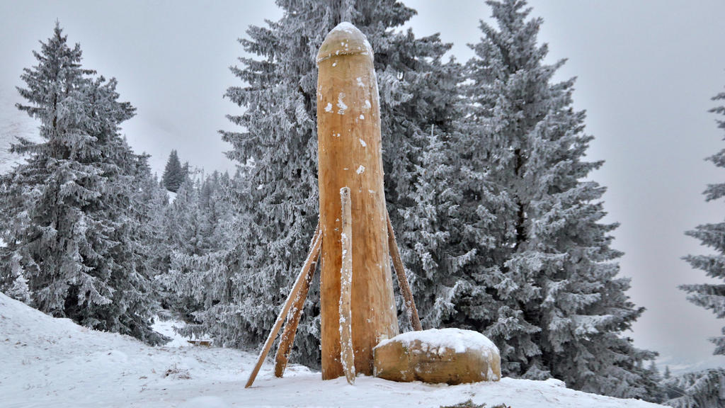 03.12.2020, Bayern, Rettenberg: Eine etwa zwei Meter hohe Phallus-Skulptur aus Holz steht auf dem Berg Grünten. Nach dem mysteriösen Verschwinden des Holzpenis haben Unbekannte nun Ersatz geschaffen: Auf dem 1738 Meter hohen Grünten in den Allgäuer A