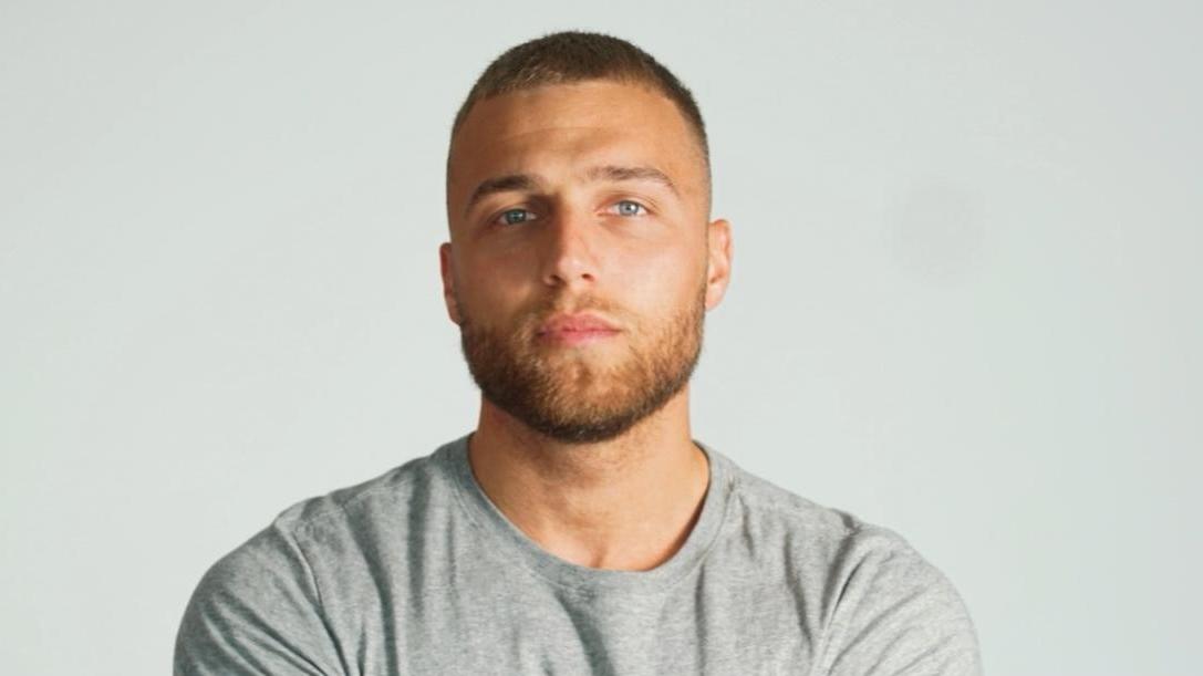 Filip Pavlović nimmt an der Dschungelshow teil