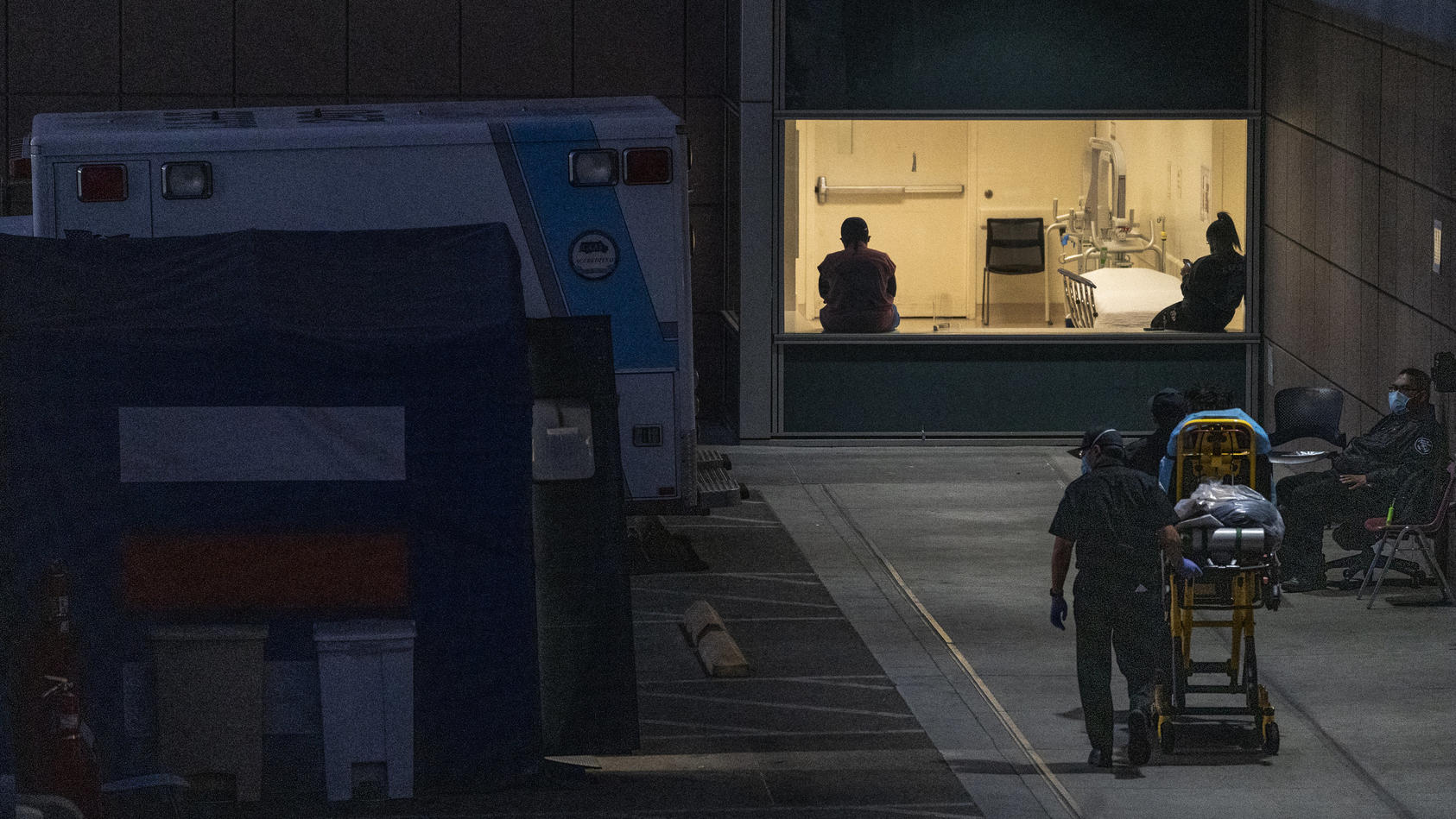 Sanitäter liefern einen Patienten in das staatliche Krankenhaus in Los Angeles ein.