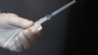 Eine Mitarbeiterin des Impfteams überprüft eine Spritze