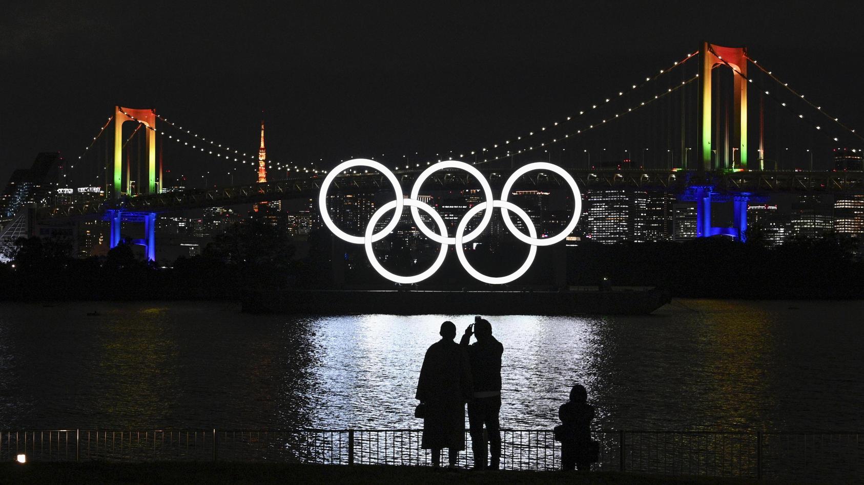 Sport Themen der Woche KW49  Reinstallation of Olympic rings in Tokyo Bay The Olympic rings glow in the dark after being reinstalled in Tokyo Bay off Odaiba Marine Park on Dec. 1, 2020, after they underwent a safety inspection and maintenance. The ri