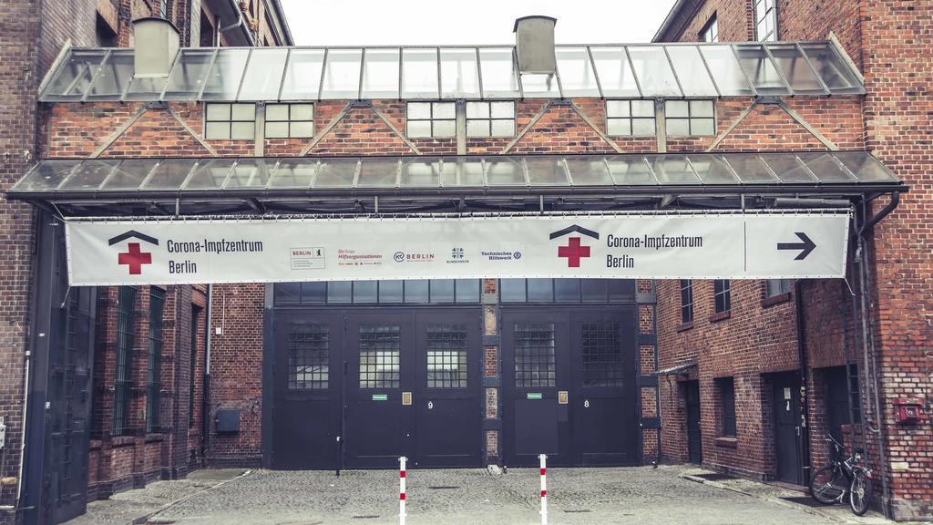27 . 12 . 2020 , Berlin / Treptow : Eröffnung Corona - Impfzentrum Berlin in der Arena in Treptow : *** 27 12 2020 , Berlin Treptow Opening Corona Vaccination Center Berlin in the Arena in Treptow