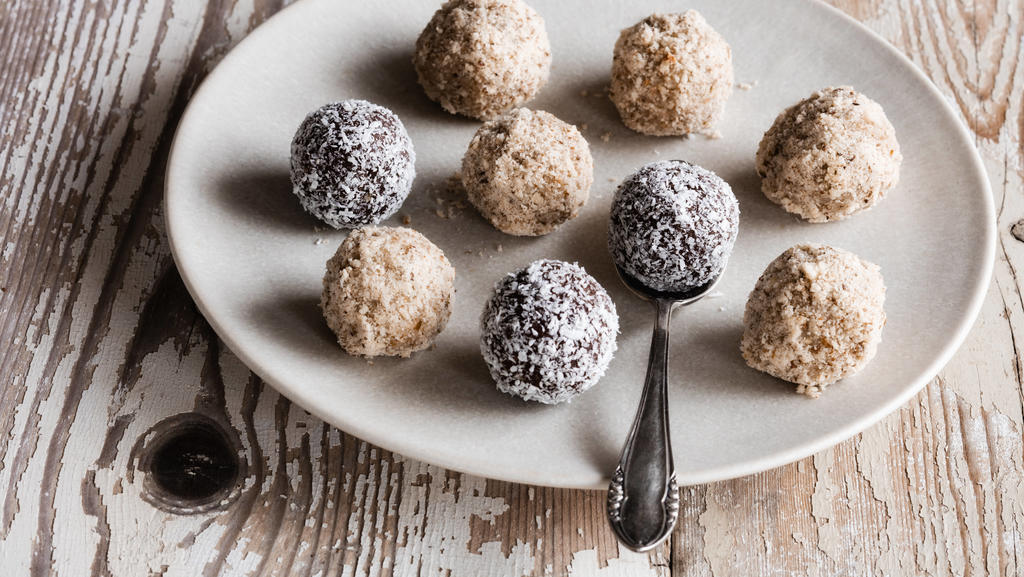 Vegan protein balls with millet, coconut, cocoa and nuts PUBLICATIONxINxGERxSUIxAUTxHUNxONLY EVGF03594