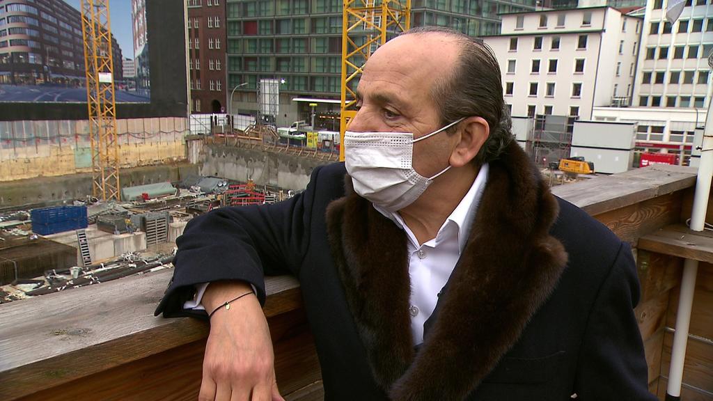 Hadi Teherani an der Baustelle "Neues Deutschlandhaus"