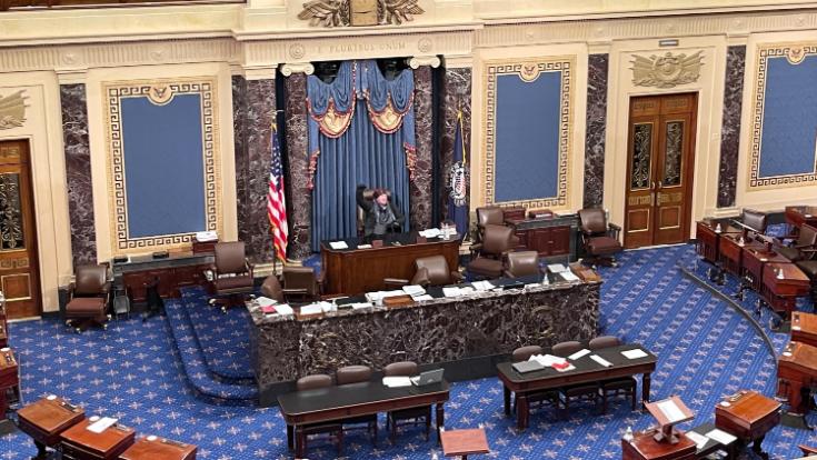 Trump-Anhänger setzt sich auf Stuhl des Senats-Präsidenten.