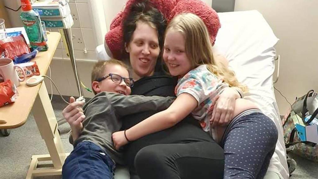 Sarah mit ihren beiden älteren Kindern, Bobbie und Lily-Grace
