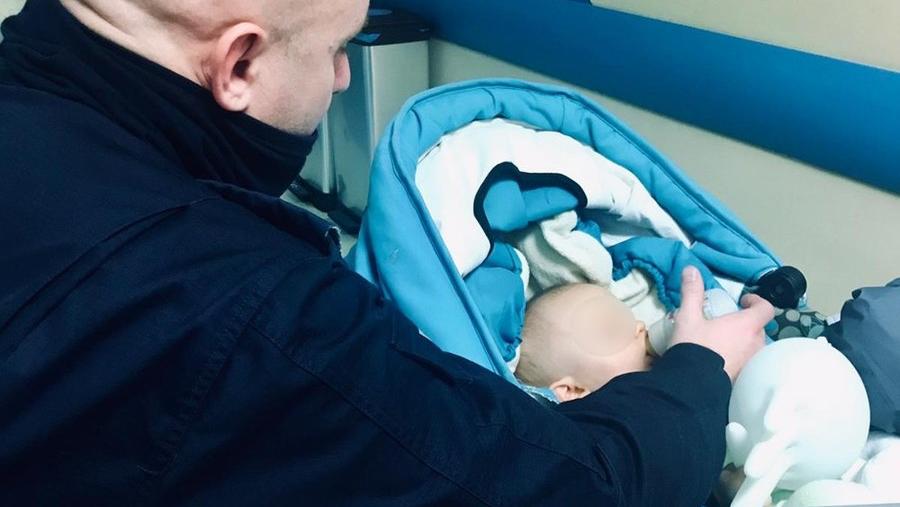 Polen Baby 7 Monate Alt Von Eltern Onkel Allein Gelassen Polizei Kummert Sich