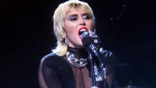 Miley Cyrus: Auf ihrem Album mit Metallica-Covern ist Sir Elton John zu hören