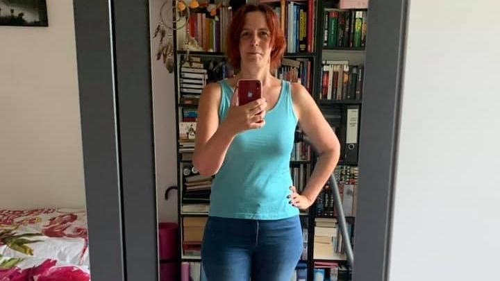 Sandra steht vor dem Spiegel