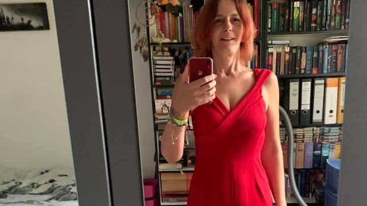 Sandra steht vor dem Spiegel