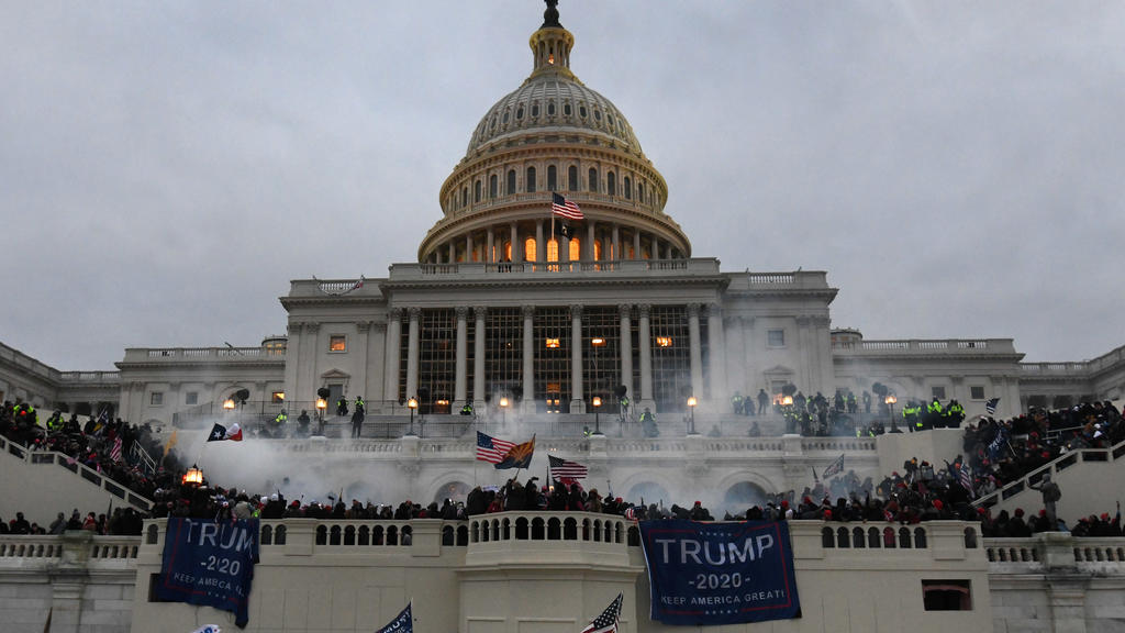06.01.2021, USA, Washington: Unterstützer von US-Präsident Trump stürmen das Kapitolgebäude, wo die Abgeordneten den Sieg des gewählten Präsidenten Biden für die Präsidentschaftswahlen im November bestätigen sollten. Foto: Carol Guzy/ZUMA Wire/dpa ++