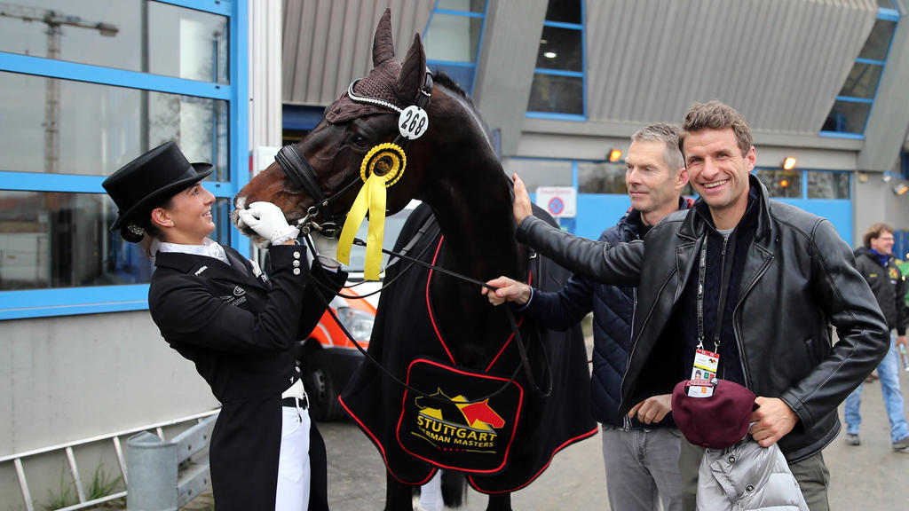 Reiten German Masters 2019 Deutschland, Stuttgart, 16.11.2019, Reiten, German Masters 2019 in Stuttgart: Lisa Müller auf Gut Wettlkam s Stand By Me Old mit Ehemann Thomas Müller FC Bayern München. *** Riding German Masters 2019 Germany, Stuttgart, 1