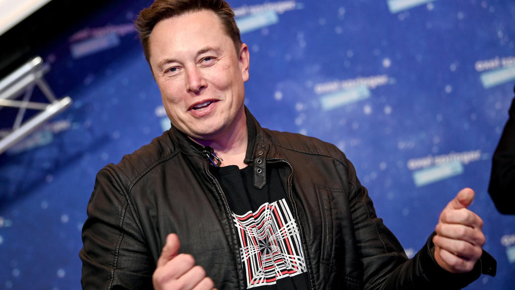 ARCHIV - 01.12.2020, Berlin: Elon Musk, Chef der Weltraumfirma SpaceX und Tesla-CEO, kommt zur Preisverleihung des Axel Springer Awards. Die atemberaubende Kursrally des US-Elektroautobauers Tesla an der Börse hat Firmenchef Elon Musk laut dem Millia