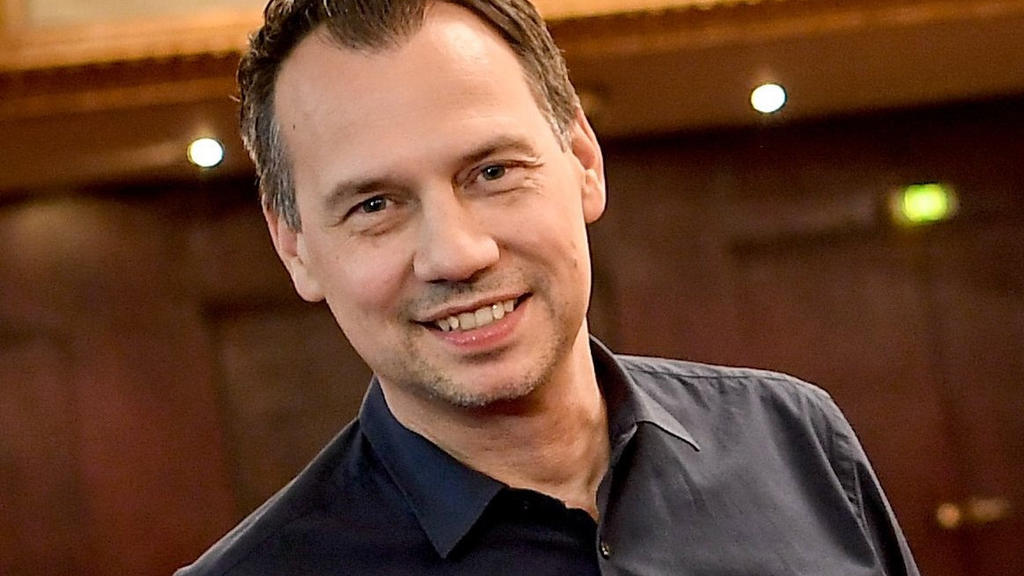 ARCHIV - 04.05.2020, Berlin: Autor Sebastian Fitzek lächelt am Rande der Proben für die Live-Stream-Lesung von dem Buch "AURIS 2 - Die Frequenz des Todes". Die Einschränkungen der Kontaktmöglichkeiten im vergangenen Frühjahr brachten meisten viel Fre