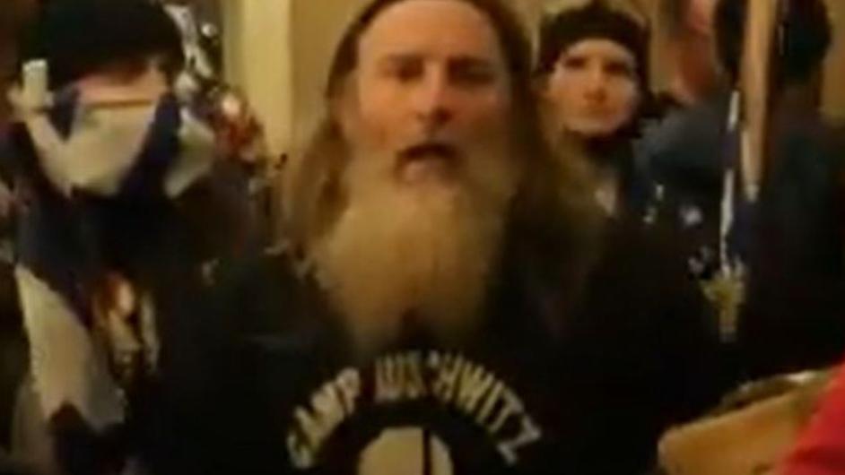 Kapitol-Stürmer mit "Camp Auschwitz"-Hoodie.
