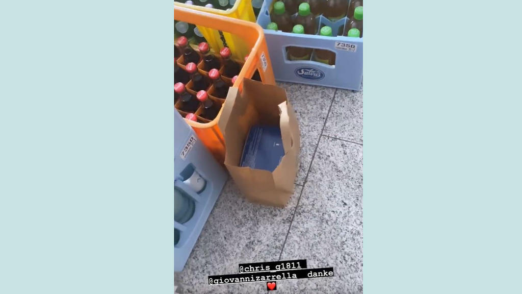 Pietro bekommt Getränke und Medikamente vor die Türe geliefert.