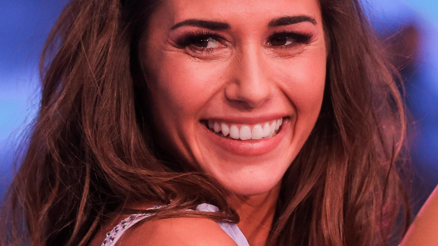 ARCHIV - 07.01.2019, Nordrhein-Westfalen, Köln: Sängerin Sarah Lombardi steht in der ersten Livesendung der SAT.1-Show "Dancing on Ice" auf dem Eis. (zu dpa "Sarah Lombardi zu «Masked Singer»-Gerücht: «Das Skelett singt toll!») Foto: Rolf Vennenbernd