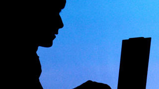 ARCHIV - 26.04.2010, Bayern, Straubing: ILLUSTRATION - Die Silhouette eines Jungen mit einem Laptop. Im Internet suchen sie ihre Beute, angeblich pädophile Männer. Sie locken sie zu einem Treffpunkt, kreisen ihre Opfer ein und schlagen dann zu. (zu dpa «In der Falle der Pädo-Jäger - Selbstjustiz in den Niederlanden») Foto: Armin Weigel/dpa +++ dpa-Bildfunk +++
