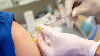  Erfurt , 291220 , erste Corona-Impfung für Mitarbeiter im Erfurter Helios Klinikum mit dem Impfstoff COMIRNATY von Pfizer im Bild: Ein Impfling bekommt die Spritze mit dem Impfstoff *** Erfurt , 291220 , first Corona vaccination for employees in the Helios hospital in Erfurt with the vaccine COMIRNATY from Pfizer in the picture A vaccinated person gets the syringe with the vaccine