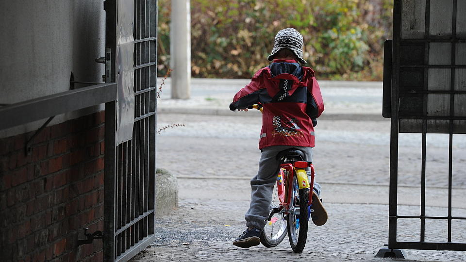 ARCHIV - Illustration - Ein fünfjähriger Junge fährt ohne Helm auf dem Kopf auf seinem Fahrrad, aufgenommen am 10.04.2012 in Berlin. Foto: Jens Kalaene/dpa (zu dpa "Statistiker: Jedes vierte Kind in Deutschland ist ein Einzelkind" vom 18.09.2015) +++